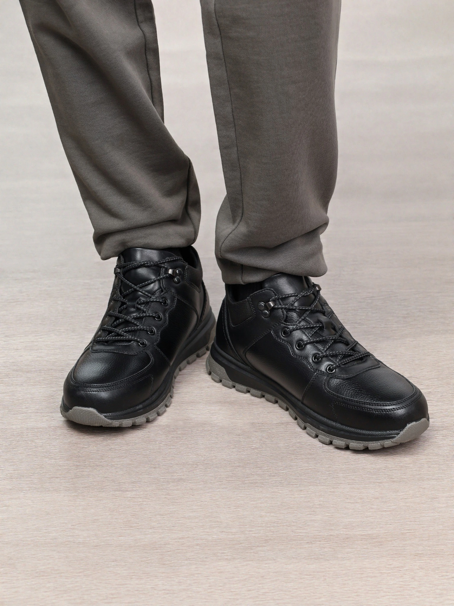 Ботинки черного цвета на низкой рельефной подошве